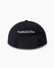 Load image into Gallery viewer, NFL Black & White Flex 110 Snapback - Oakland Raiders