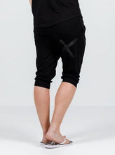 Load image into Gallery viewer, 3/4 Apartment Pant - Black X
