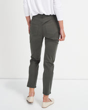 Load image into Gallery viewer, Wynona Curve Jeans - Vintage Khaki
