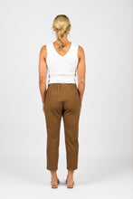 Load image into Gallery viewer, 7/8 Length Elastic Waist Pant - Pecan
