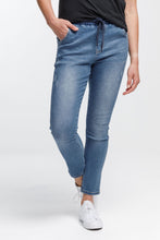 Load image into Gallery viewer, Daily Jeans - Blue Wash
